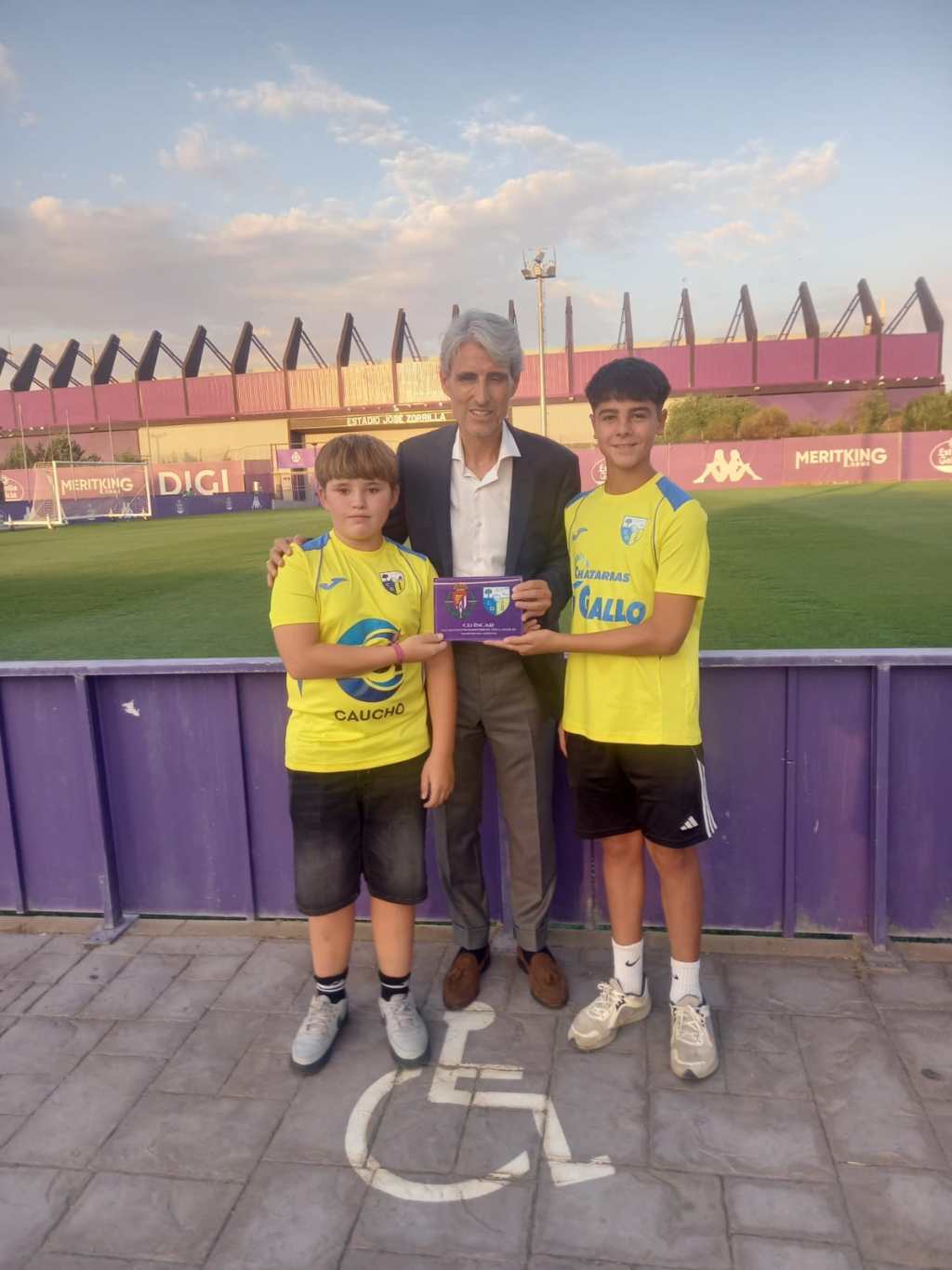 El C.D. Íscar recibe un reconocimiento del Real&nbsp;Valladolid